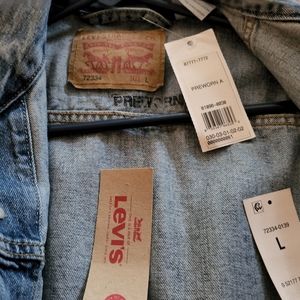 Levis medium wash trucker jacket. Mens large.